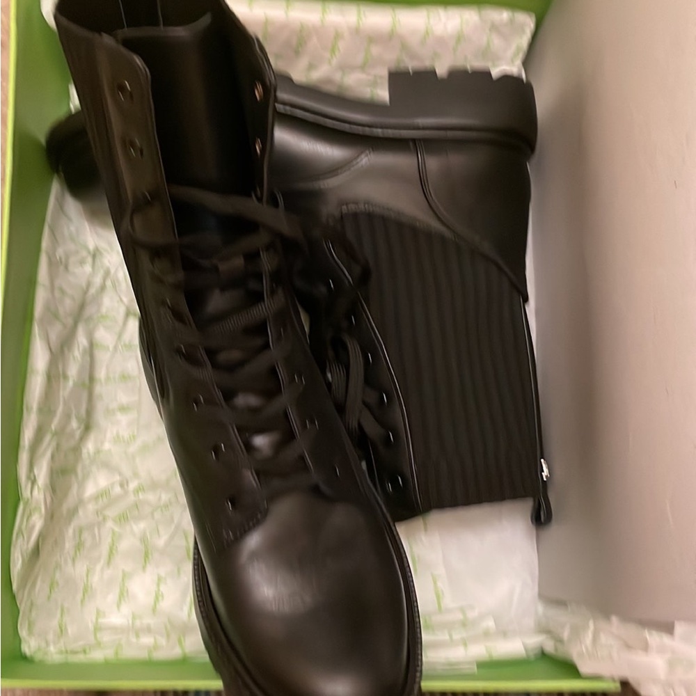 Combat boot, worn once!!!! Like new!!!